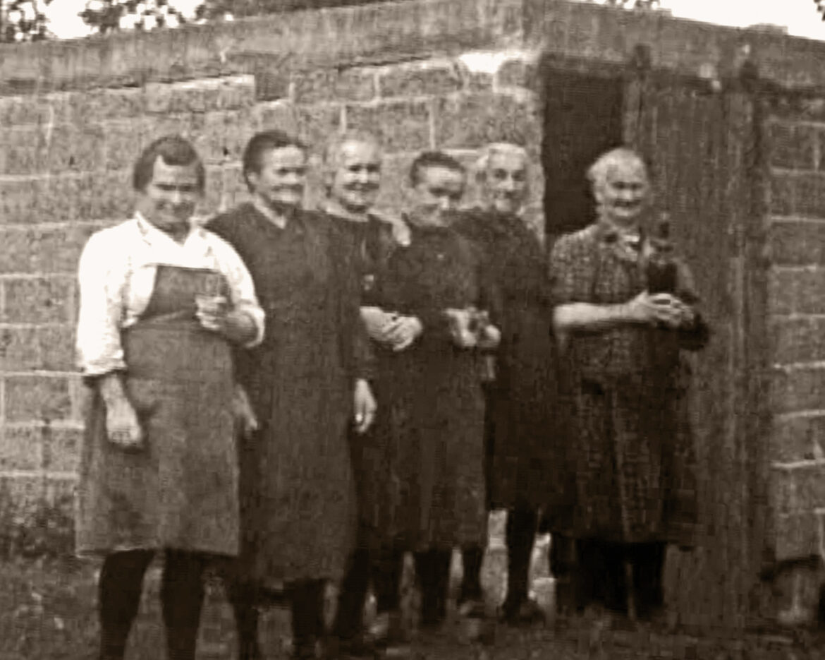 femmes se désaltérant au lavoir copie